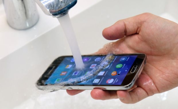 samsung Galaxy S5 mini water resistant1