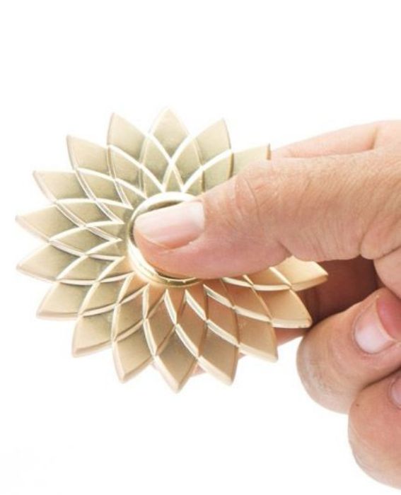 تصویر  اسپینر دستی فلزی مدل گل طلایی