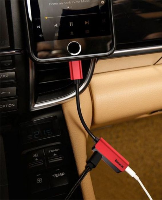 تصویر  تبدیل لایتنینگ به درگاه شارژ و جک 3.5 میلی‌متری هدفون بیسوس، برای شارژ و استفاده از هدفون به صورت همزمان